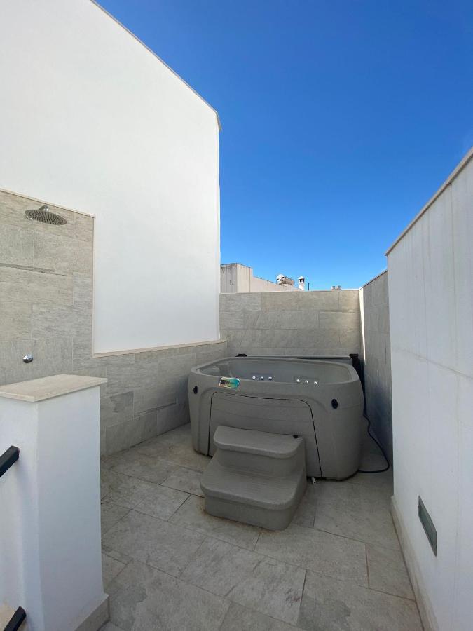 New Townhouse In The Heart Of With Jacuzzi Hébergement de vacances